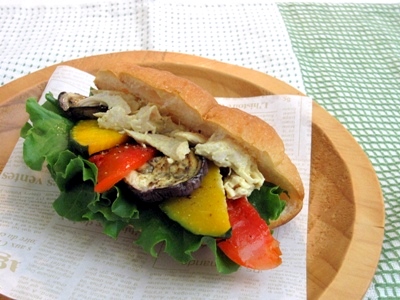 夏野菜とピリ辛チキンのサンドイッチ